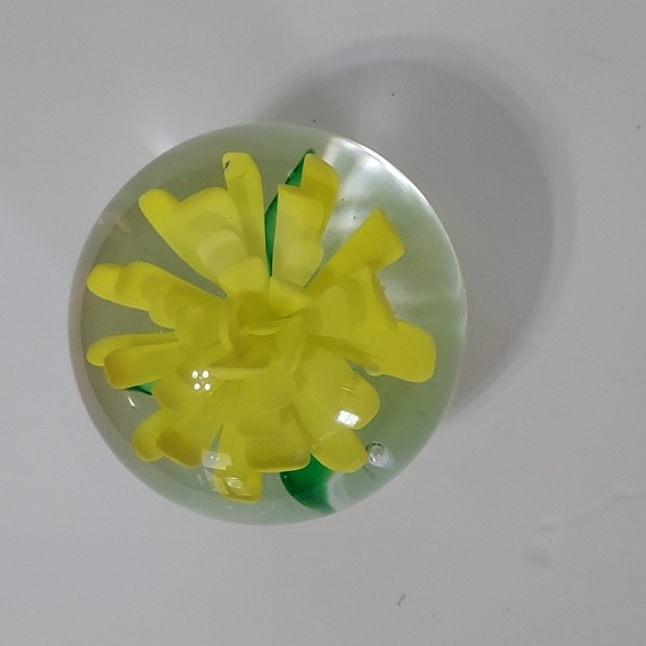 Yellow Flower Paperweight,OS,GUC - Picture 3 of 9